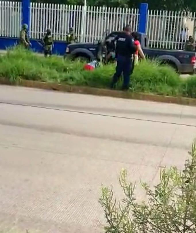 $!Asesinan a balazos a hombre afuera de universidad en Culiacán