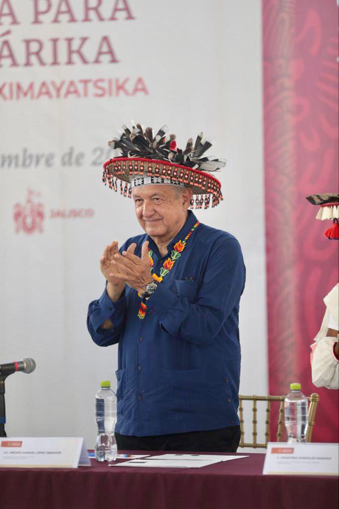 $!Autoridades wixárikas entregan propuesta de decreto a AMLO; reconocen 4 de sus pueblos como lugares sagrados