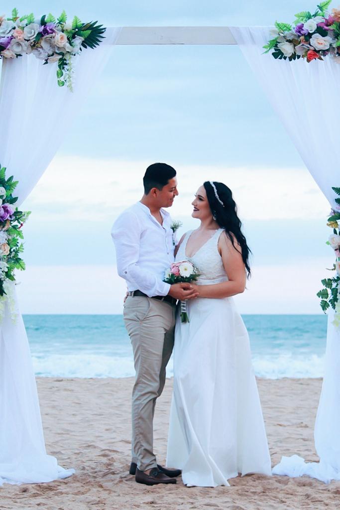 $!Los nuevos esposos celebran su unión matrimonial.
