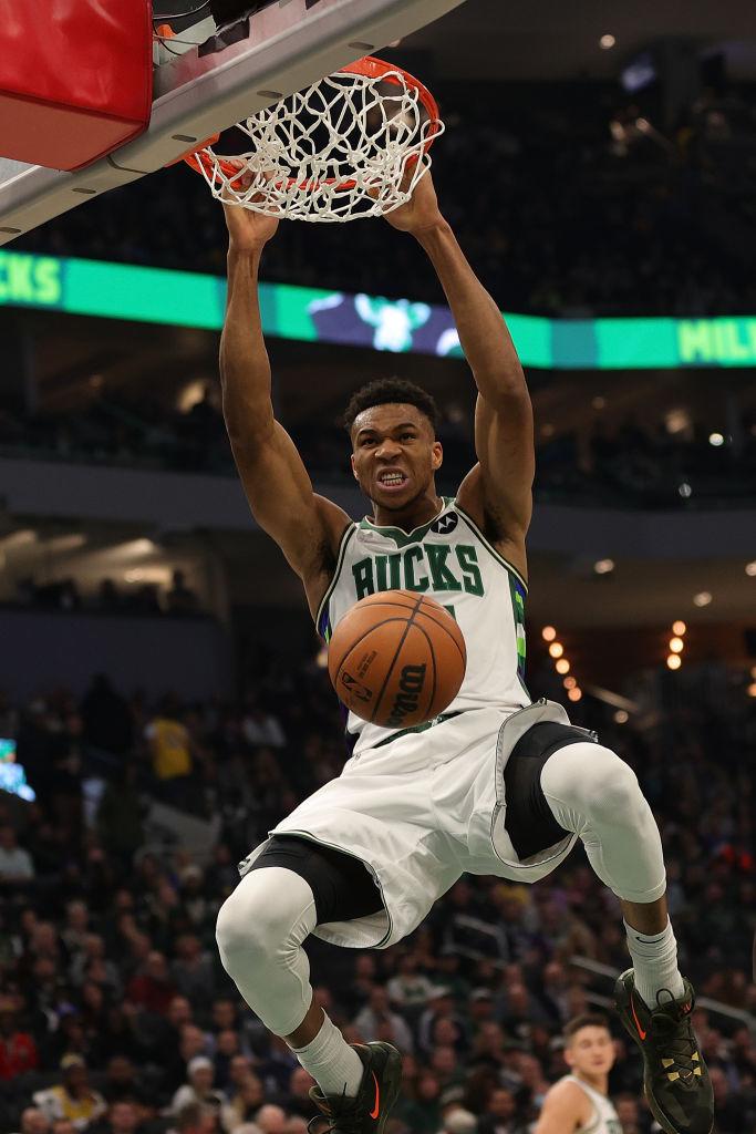 $!Giannis Antetokounmpo y una noche de fenómeno para vencer a los Lakers