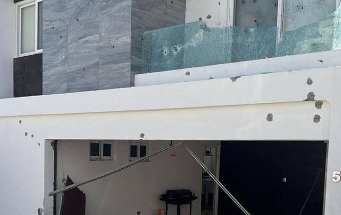 Una de las viviendas baleadas este domingo tenía además tumbado el portón principal.