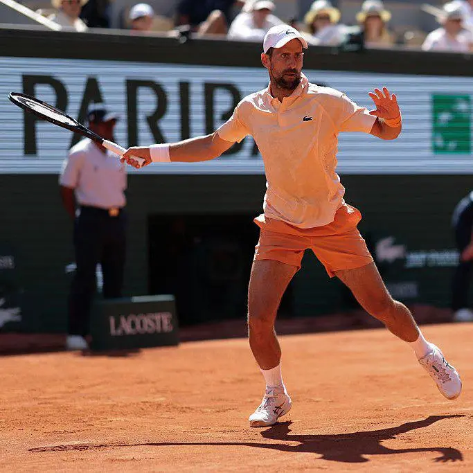 $!Djokovic resiste, toma vuelo en París y alcanza la tercera ronda por 21° año consecutivo