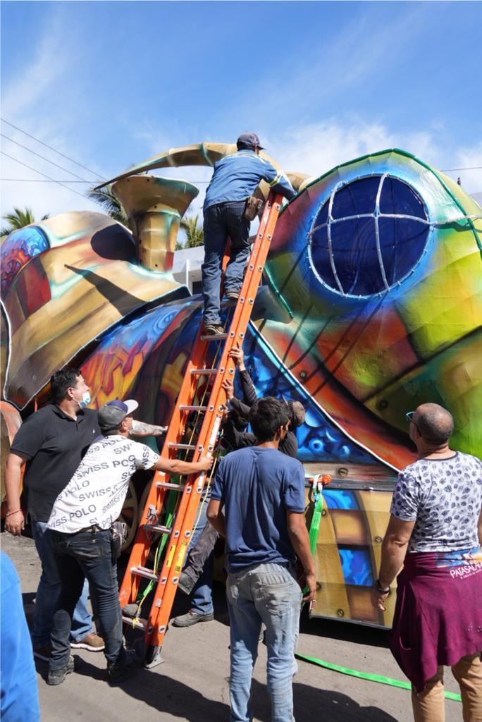 $!Colocan más monigotes en el malecón como preámbulo del Carnaval de Mazatlán, aunque su destino es incierto