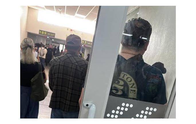 Usuarios del Aeropuerto Internacional de Mazatlán reportaron largas filas, falta de aire acondicionado y complicaciones para abordar vuelos.