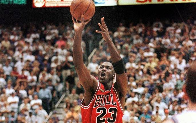 El jersey usado por Michael Jordan en Las Finales de 1998 ante el Jazz se vendió en 14 mdd.