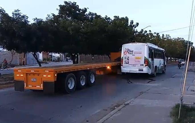 Camión urbano descompuesto y tráiler provocan cierre de avenida en Mazatlán