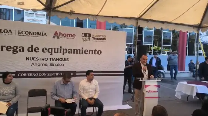 Entrega de apoyos a comerciantes en Los Mochis.