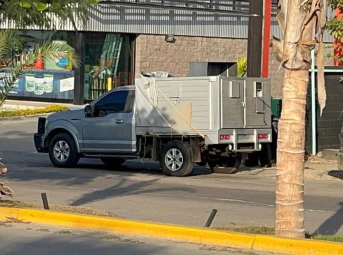 $!Agentes federales aseguran taller e incautan vehículos blindados en La Marina Mazatlán