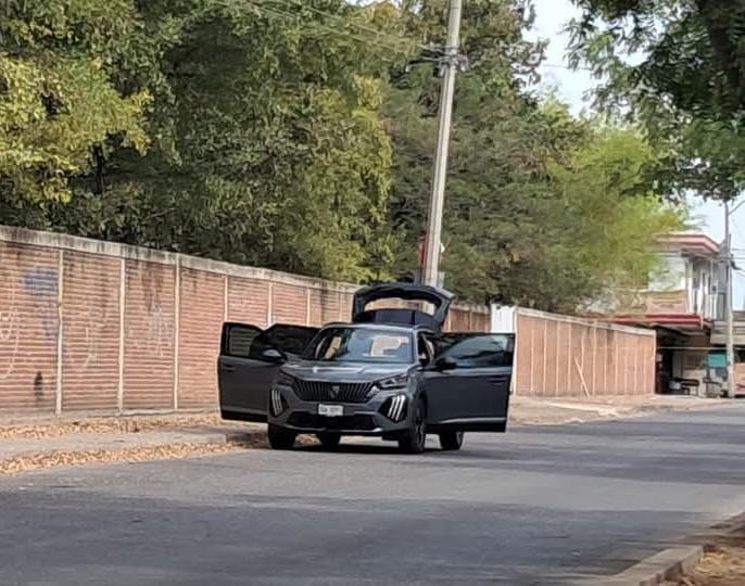 $!Aseguran vehículo con un posible artefacto explosivo en la colonia Emiliano Zapata, en Culiacán