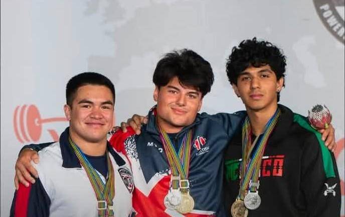 El sinaloense Dante Urquiza (derecha) se quedó con el metal de bronce en el World Powerlifting Championships Sudáfrica 2026.