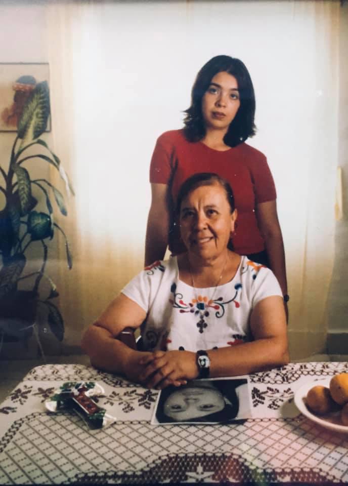 $!La historiadora con su tía Martha De los Ríos, en una entrevista.