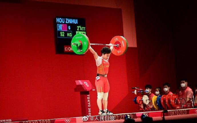 La china Hou Zhihui rompió tres récords en levantamiento de pesas