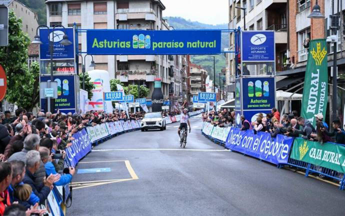 Mexicano Isaac del Toro se lleva primera etapa de la Vuelta Asturias
