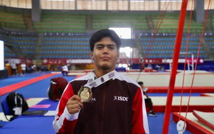 Aarón Ibarra luce su medalla de oro.