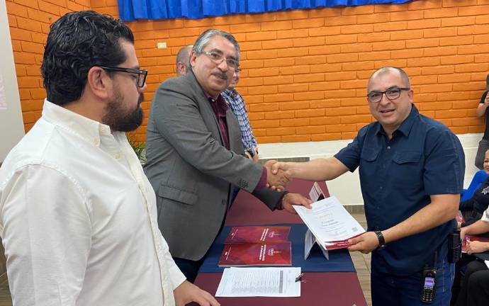 Doce elementos de la Policía Estatal y de la Policía Preventiva Municipal de Culiacán se formaron como instructores y recibieron sus reconocimientos.