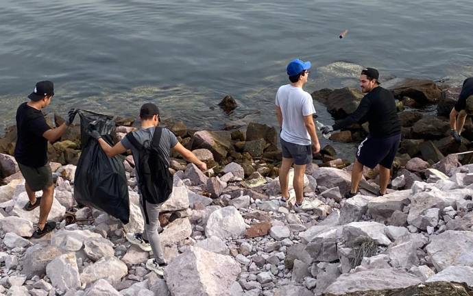 Voluntarios recogieron basura que se encontraba entre las escolleras del Faro Mazatlán.