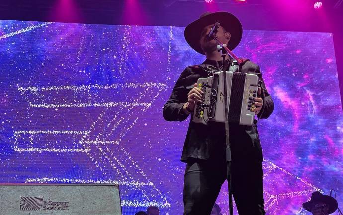 Edén Muñoz se presenta con éxito en Bogotá, Colombia.