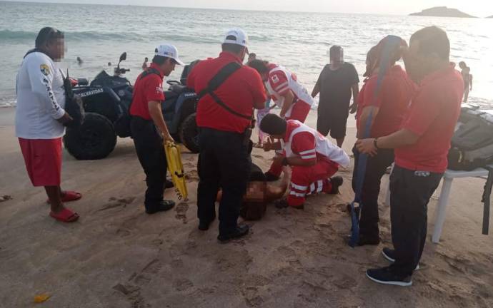Policía Acuática rescata y auxilia a bañistas en Mazatlán