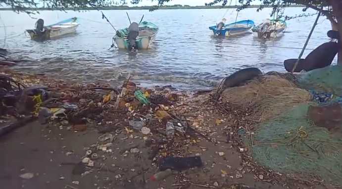 En Teacapán las marejadas han ocasionado que el mar salga a las calles del poblado.