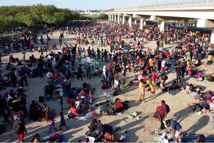 Ebrard habla con Blinken por crisis migratoria fronteriza en Texas y Coahuila; SRE acusa engaño a haitianos