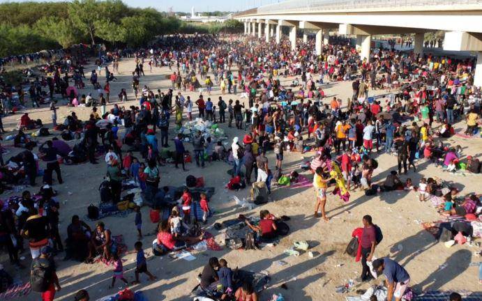 Más de 15 mil migrantes, la mayoría haitianos, están hacinados bajo un puente en Texas.