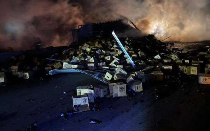 El tráiler quedó reducido a cenizas tras volcarse en la México 15; bomberos y GN atendieron la emergencia.