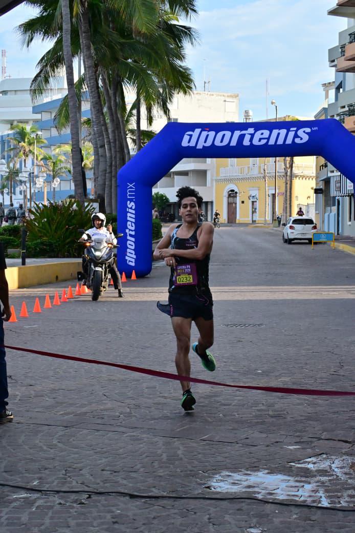 $!Javier Labrador y Ana Luisa Llorente conquistan la 15ª Carrera IPN OnceK 2026 en Olas Altas