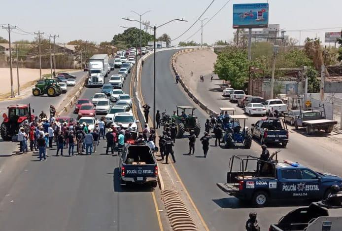$!Maiceros toman Culiacán y paralizan el Aeropuerto
