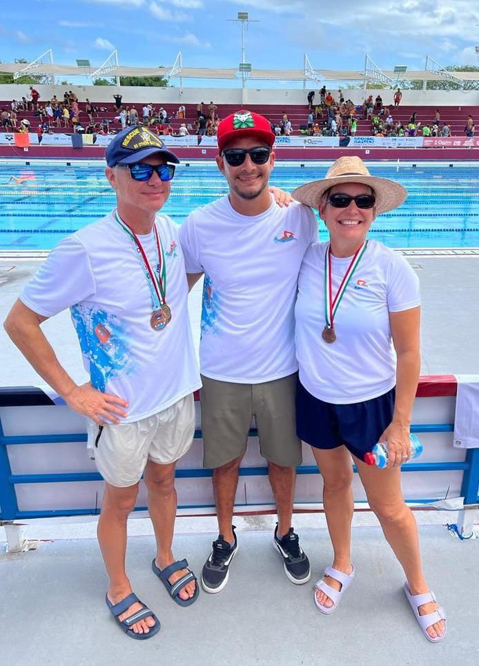 $!Mazatlecos vuelven a subir al podio, en Nacional Máster de Natación