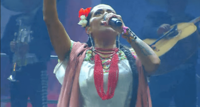 $!Lila Downs cantó “Latinoamérica”, de Calle 13.