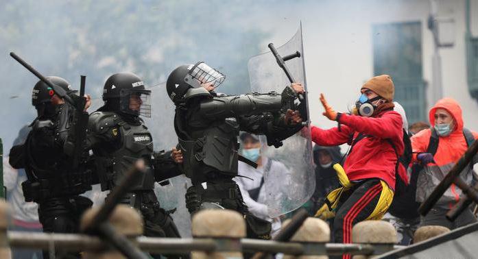 La Policía y manifestantes se enfrentan en las calles de Bogotá, Colombia.