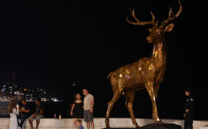 La escultura del venado tiene una altura superior a los 5 metros y un peso de 1.2 toneladas. Está colocada sobre el malecón de Mazatlán.