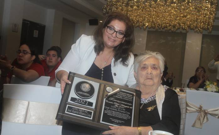 Melania García Gómez entrega el reconocimiento a la mamá de José Andrés Álvarez Cota, Ofelia Cota.