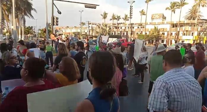 $!Protestan y bloquean Zona Dorada por desaparición de joven Mario Eduardo, en Mazatlán; ni la Fiscal ni el Alcalde los atienden