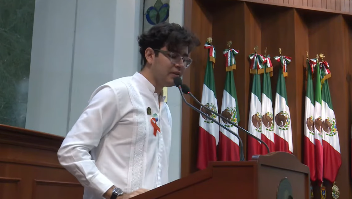 Jonathan Alexis Ramírez Quevedo durante su participación en el Parlamento Juvenil del Congreso de Sinaloa.