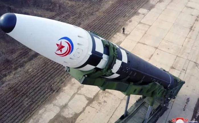El Hwasong-17 es un gigantesco misil balístico intercontinental (ICBM), enseñado por primera vez en un desfile en octubre de 2020 y definido como “misil monstruo” por los analistas