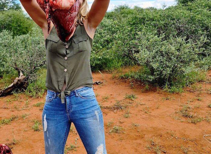 Cazadora presume en Sudáfrica el corazón de una jirafa... y provoca indignación