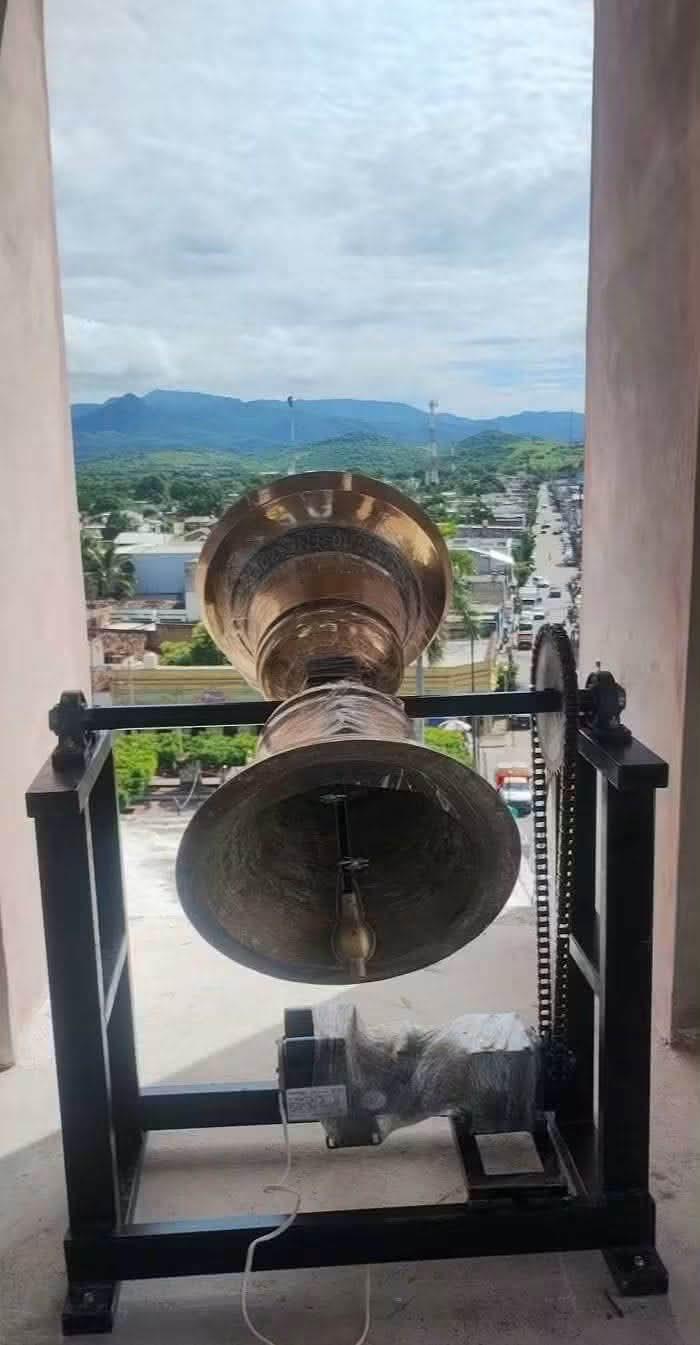 $!Adornan Parroquia San Francisco de Asís e instalan nueva campana en Escuinapa