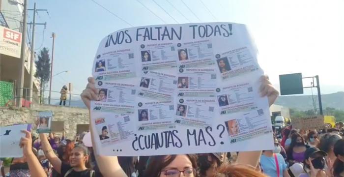 $!Este viernes decenas de mujeres se dieron cita en Monterrey para exigir justicia por el feminicidio de Debanhi.