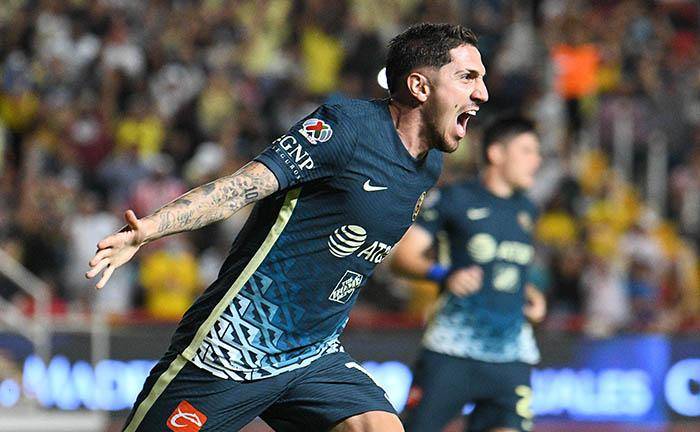 Diego Valdés celebra su gol.