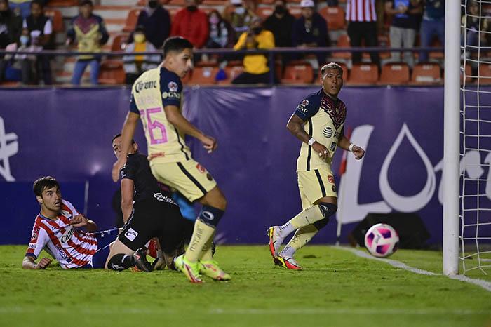 Con polémica, América gana sobre la hora al San Luis