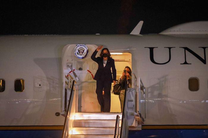 Llega Kamala Harris a la CDMX. Ebrard la recibe