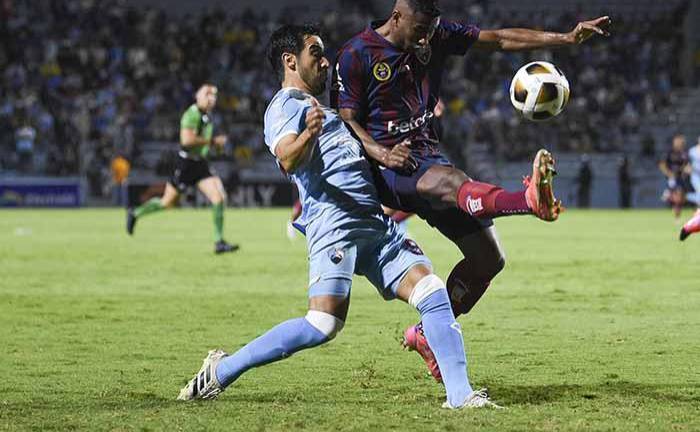 Eduardo Pérez y Elbis Sousa disputan el balón.