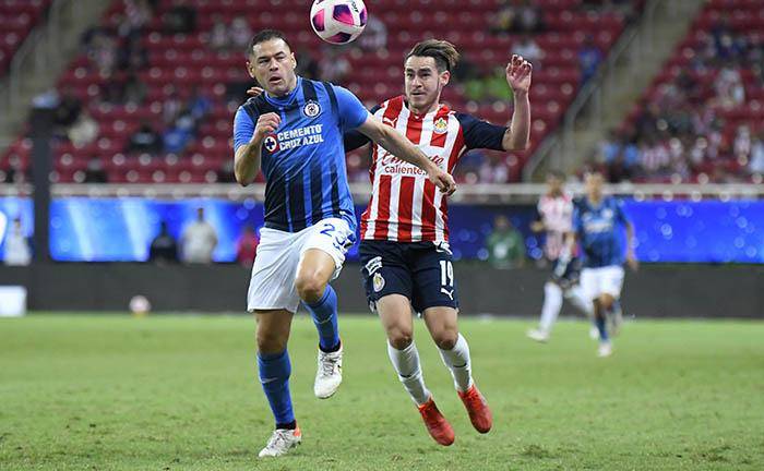 Chivas rescata el empate ante Cruz Azul en el último suspiro