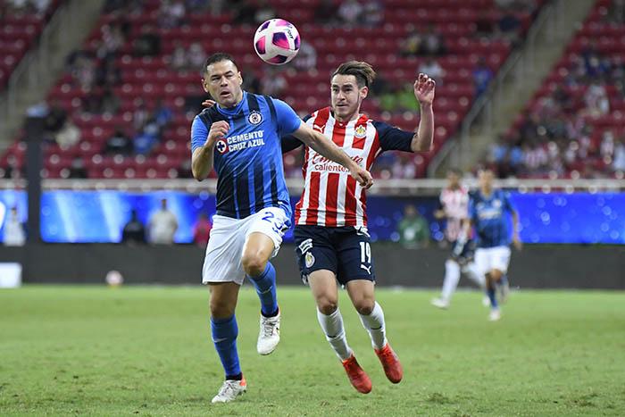 Chivas rescata el empate ante Cruz Azul en el último suspiro