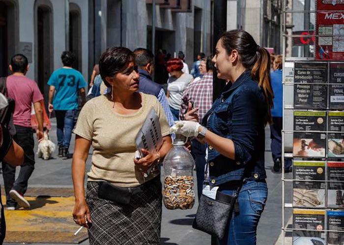 $!Ecofilter capacita a los fumadores sobre los daños de las colillas de cigarro.