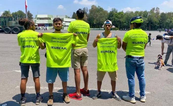 Integrantes del Comité Eureka en el Campo Militar 1 en la Ciudad de México.