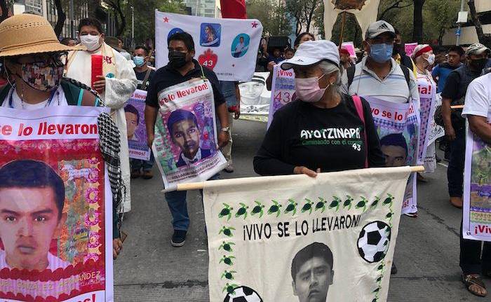 Miles salen a las calles para reclamar justicia para los 43 normalistas de Ayotzinapa