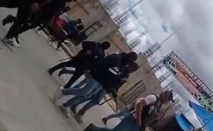 Grupo armado y locatarios pelean a balazos el mercado en San Cristóbal, Chiapas