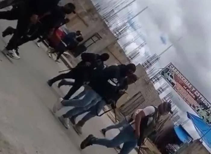 Grupo armado y locatarios pelean a balazos el mercado en San Cristóbal, Chiapas